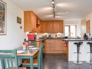 Réfrigérateur, four à micro-ondes, un four, lave-vaisselle