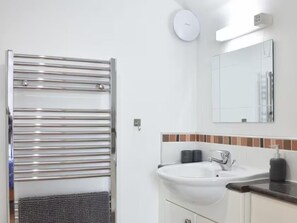 Ducha y bañera combinadas, secador de pelo, toallas y jabón