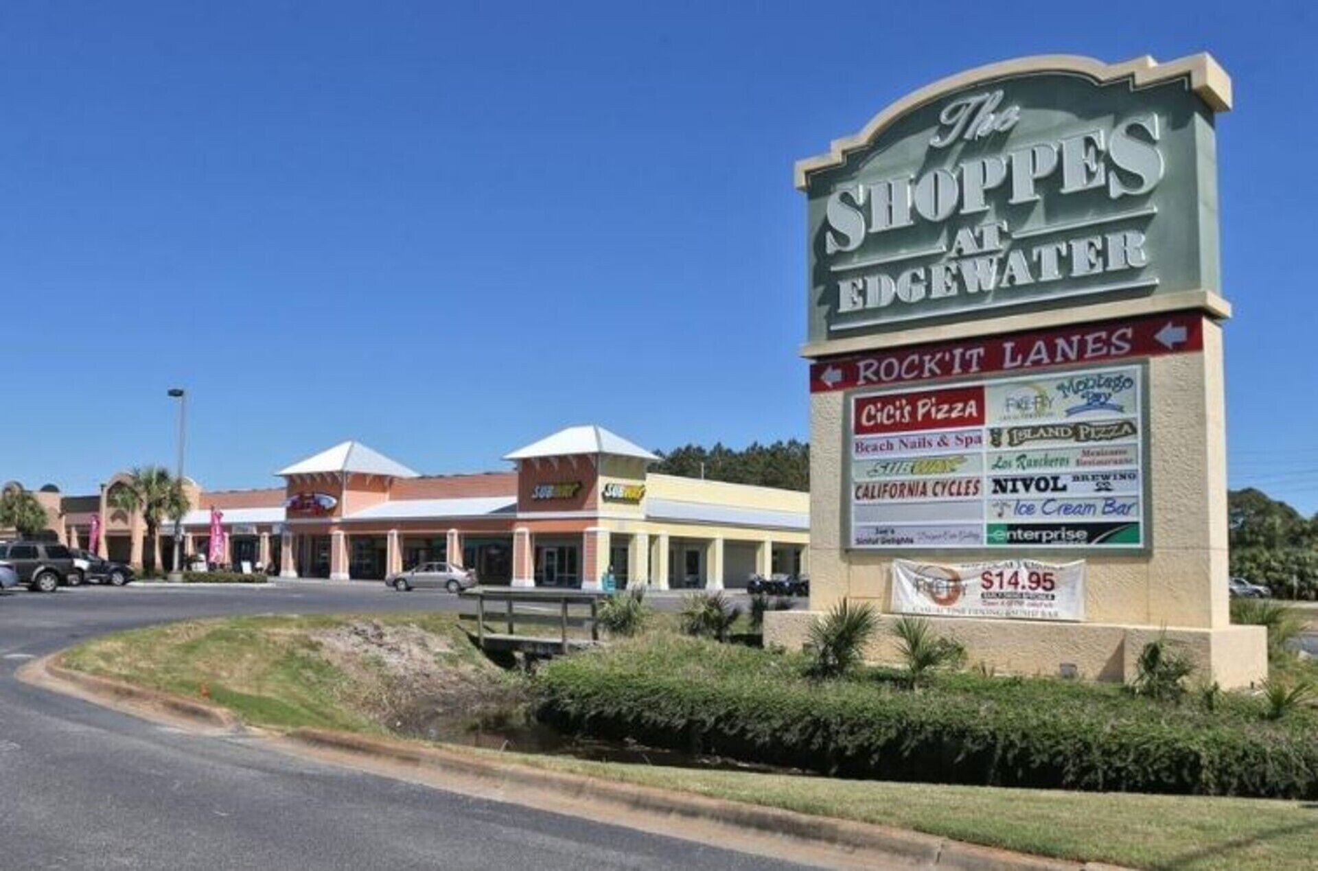 Right across the street: shops and restaurants