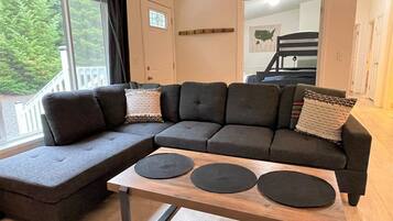 Cabin (Nanook Haus) | Exterior