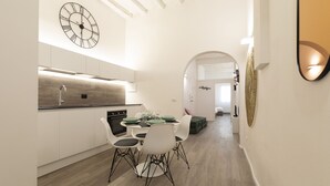 Apartemen Desain | Dapur pribadi | Lemari es, oven, kompor, dan penggiling kopi