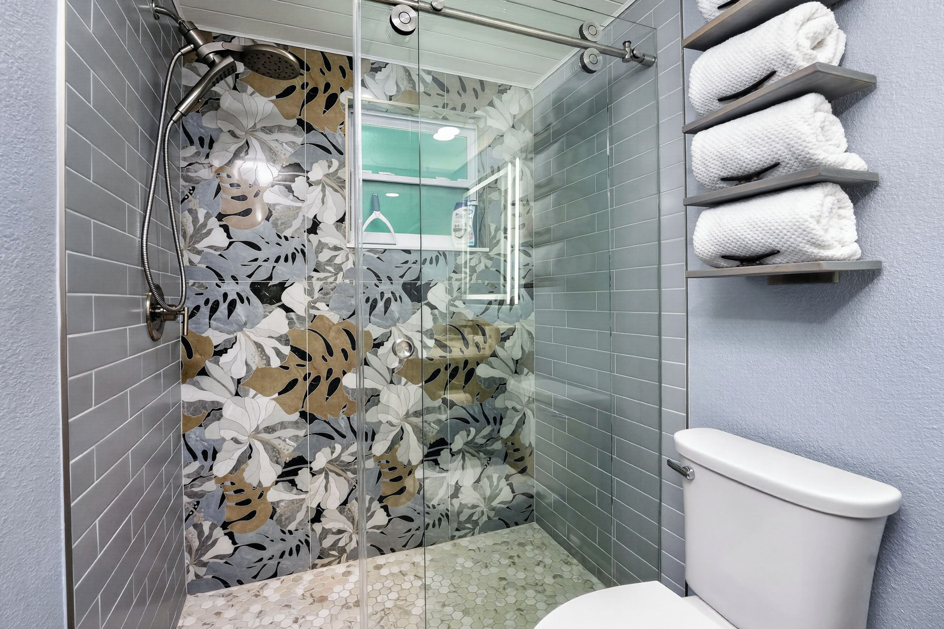 Shower, hair dryer, towels