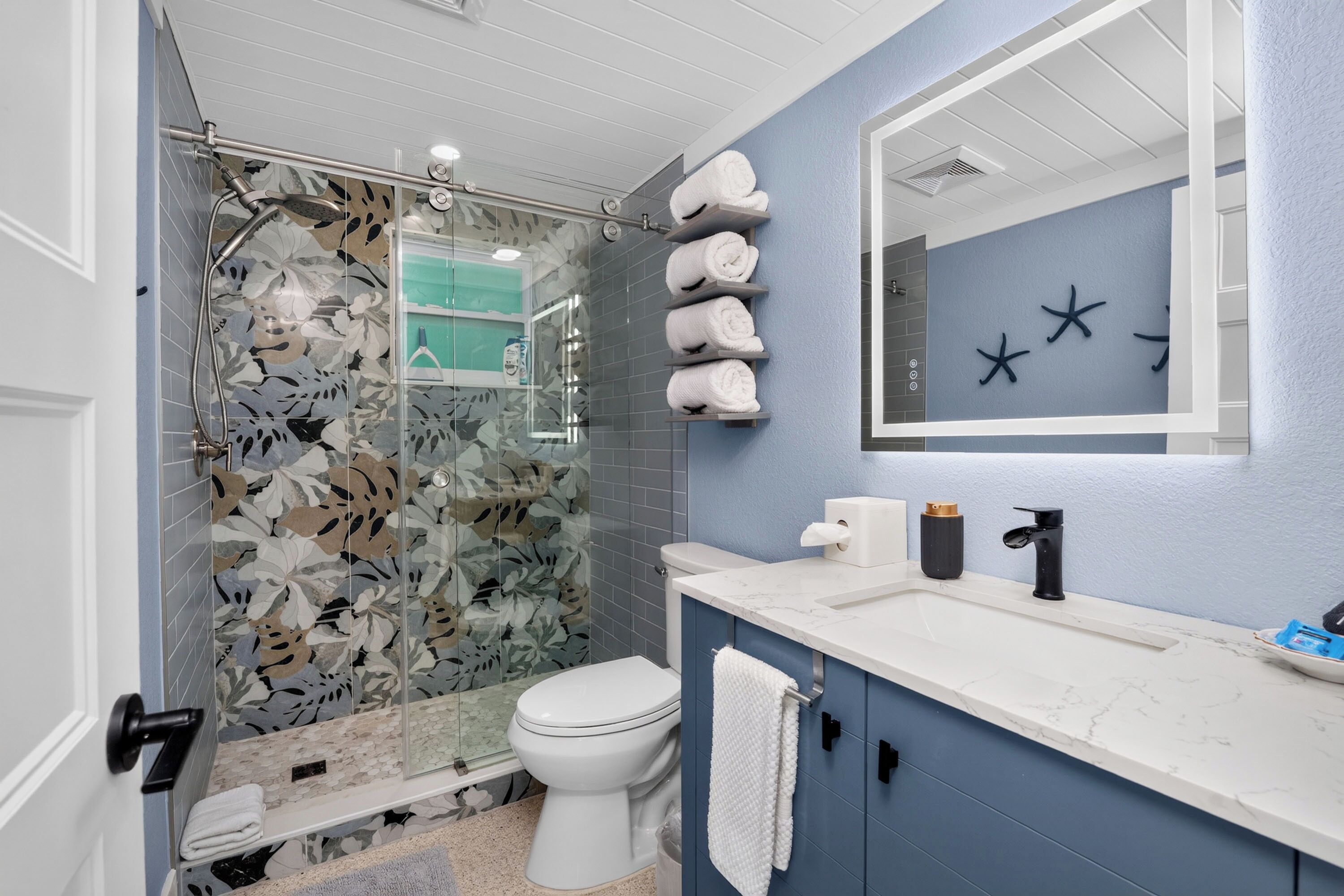 Shower, hair dryer, towels