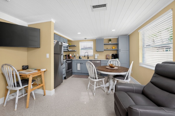 Coffee/tea maker, fridge, microwave, oven - Seashell Shanty at The Beach Shack! Come On Down! (Englewood)