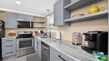 Coffee/tea maker, fridge, microwave, oven