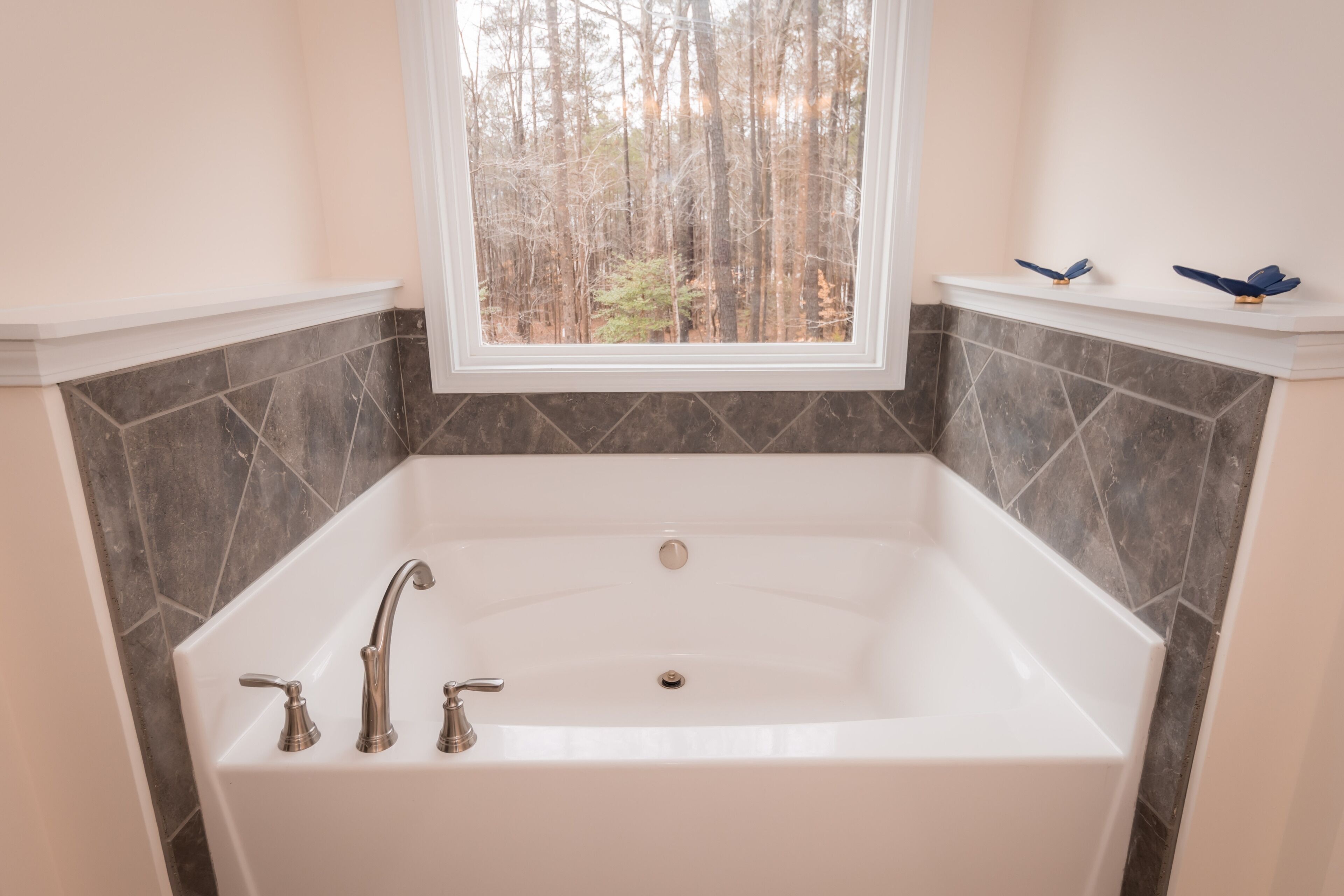 HOME AWAY FROM HOME/ 2 -story modern farmhouse at Lake Gaston  /HOT TUB AUG 1