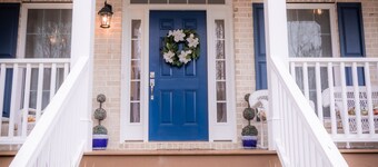 HOME AWAY FROM HOME/ 2 -story modern farmhouse at Lake Gaston /HOT TUB AUG 1