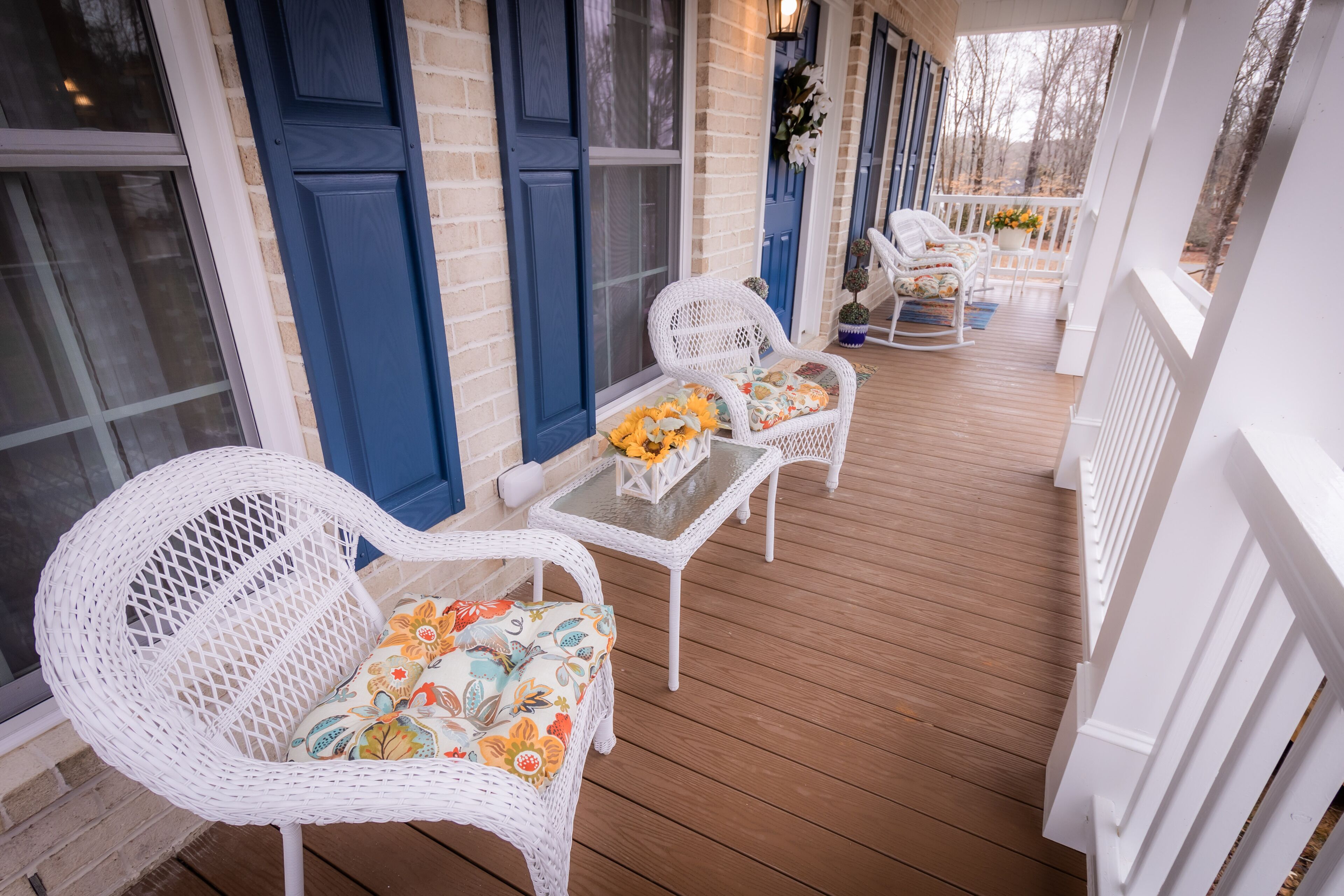 HOME AWAY FROM HOME/ 2 -story modern farmhouse at Lake Gaston  /HOT TUB AUG 1