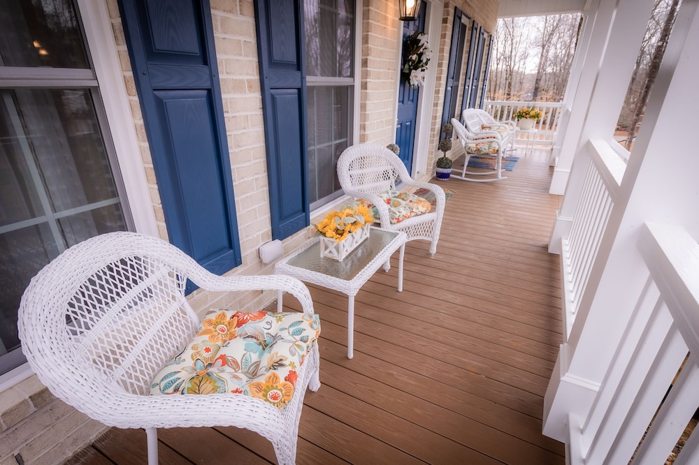 HOME AWAY FROM HOME/ 2 -story modern farmhouse at Lake Gaston /HOT TUB AUG 1