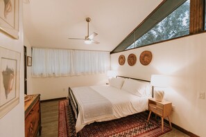 1 habitación, escritorio, tabla de planchar con plancha y cuna de viaje 