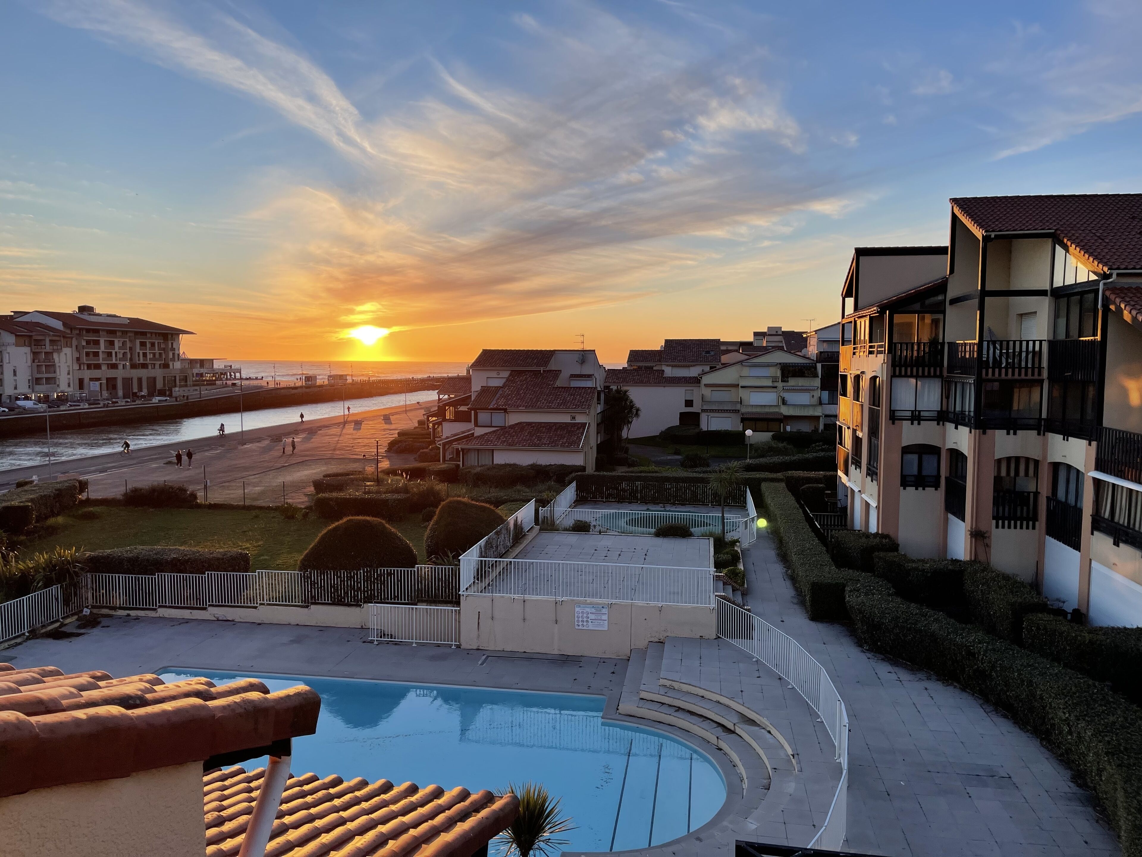 Apartment with stunning canal and ocean views 200m from the beach