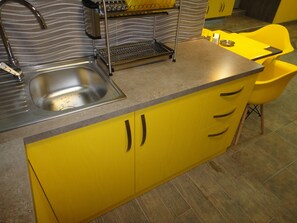 Kühlschrank, Mikrowelle, Wasserkocher, Kochgeschirr/Geschirr/Besteck