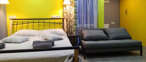 1 quarto, escrivaninha, ferros/tábuas de passar roupa, Wi-Fi de cortesia