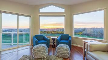 Una televisión, una chimenea, un reproductor de DVD, libros