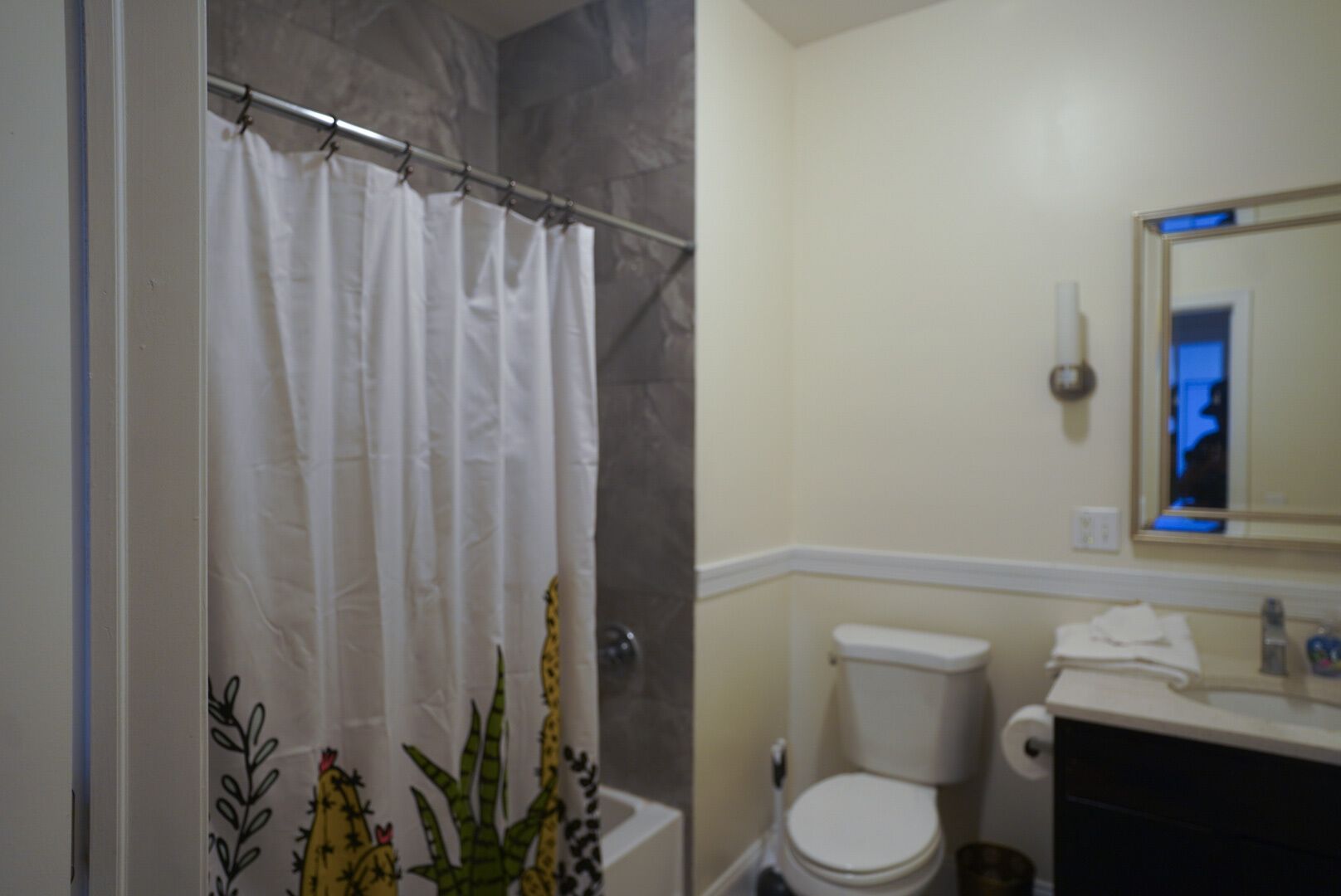 Large aprtment 3 mins from TRAIN STATION to NYC & 20 mins to American Dream Mall