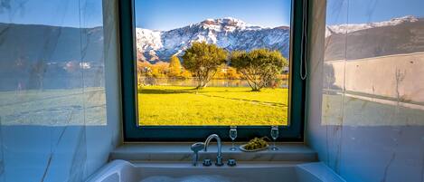 Badewanne, Haartrockner, Handtücher, Seife