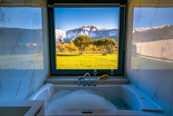 Badewanne, Haartrockner, Handtücher, Seife