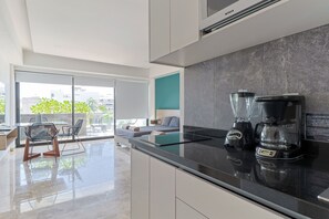 Superior Suite | Private kitchen | Mini-fridge, microwave, blender, cookware/dishes/utensils - Torre Diez by Grupo Amber (Playa del Carmen)