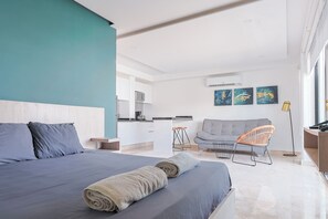 Superior Suite | Laptop workspace, bed sheets - Torre Diez by Grupo Amber (Playa del Carmen)
