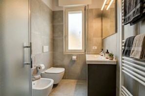 Shower, hair dryer, towels, shampoo