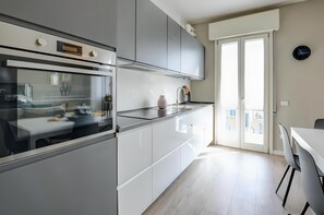 Kühlschrank, Mikrowelle, Ofen, Wasserkocher mit Kaffee-/Teezubehör