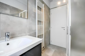 Shower, hair dryer, towels, shampoo