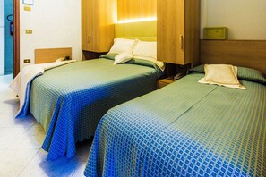 Quarto triplo clássico | Cofres nos quartos, Wi-Fi de cortesia, roupa de cama