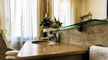 Classic Triple Room | Bathroom | Shower, hair dryer, bidet, towels