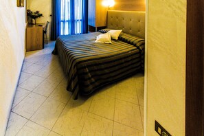 Chambre classique double | Coffre-fort, accès au Wi-Fi (inclus), literie fournie