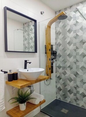 Douche, sèche-cheveux, serviettes fournies, savon