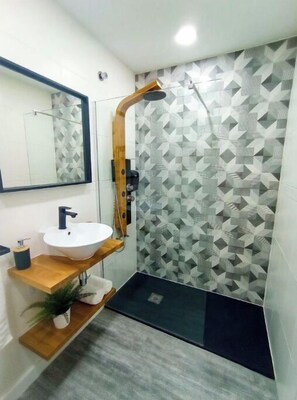 Douche, sĂšche-cheveux, serviettes fournies, savon
