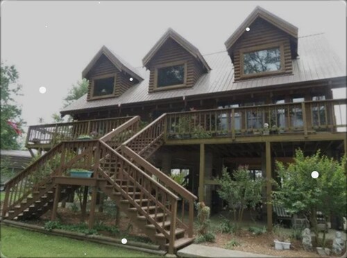 Private Lakefront House for Fishermen, Hunters, Lake-goers, and the Whole Famliy