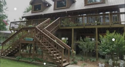 Private Lakefront House for Fishermen, Hunters, Lake-goers, and the Whole Famliy