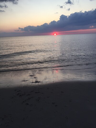 Cozy home within walking distance to Delaware Bay perfect for family 