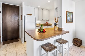 Fridge, microwave, coffee/tea maker - True Oceanfront in Kona 🌊 In Town & by Beach 🐬 Quiet Location 👣 Hale Kona Kai 307 (Kailua Kona)