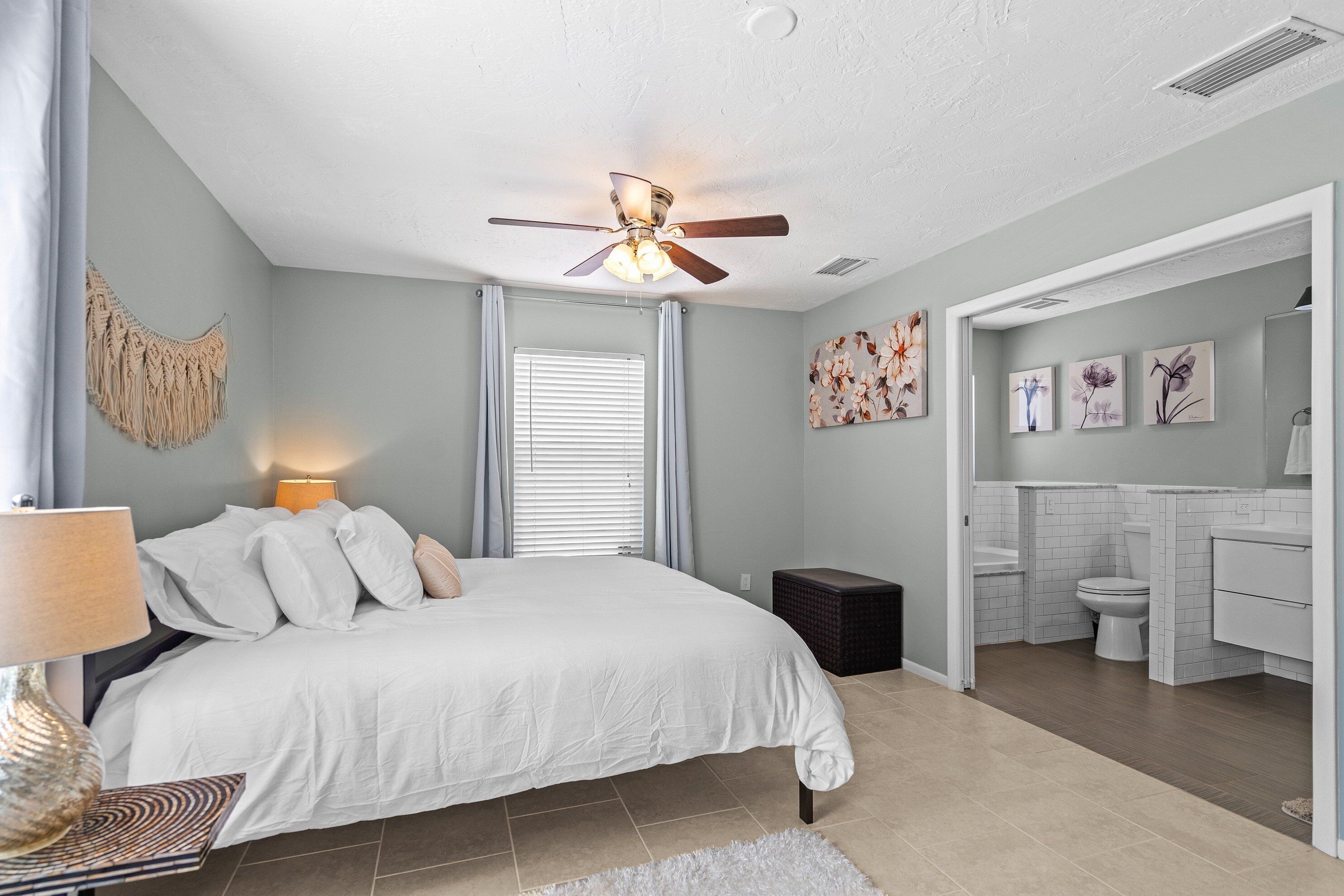 Welcome to your Salty Escape - 10 minutes from the beach!