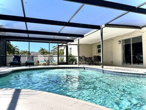 Alberca al aire libre y alberca climatizada