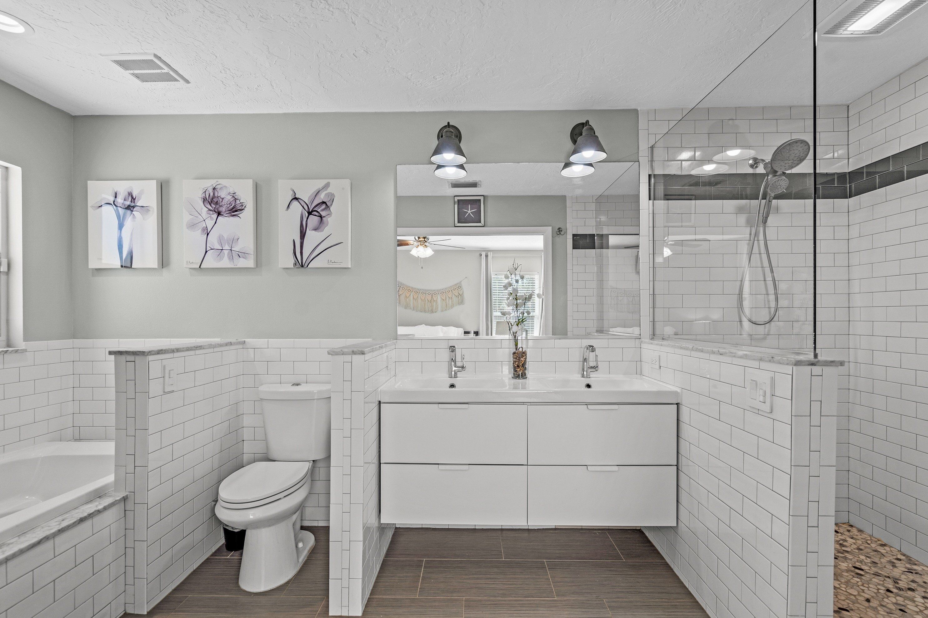 Welcome to your Salty Escape - 10 minutes from the beach!