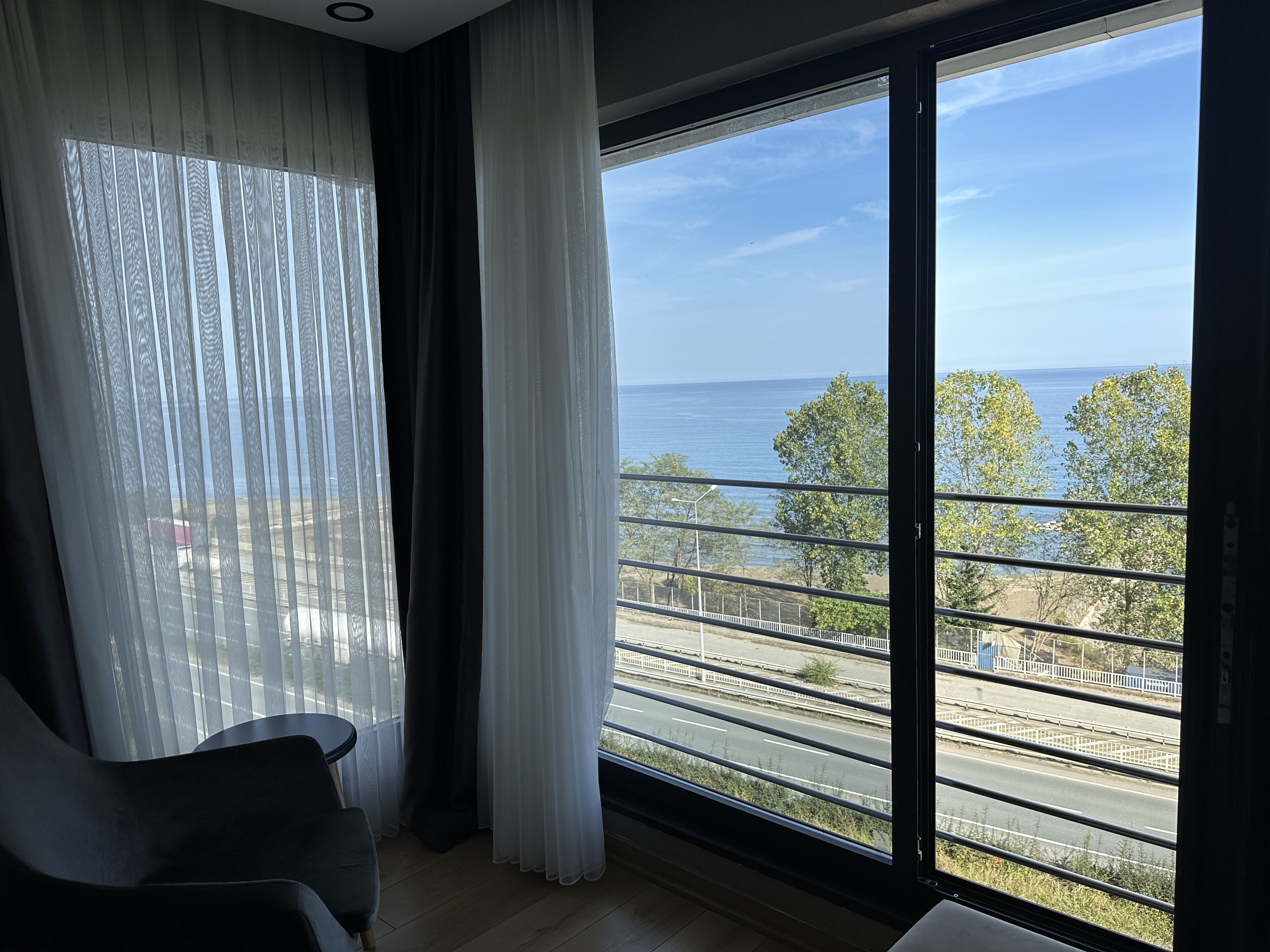 Brudesuite | Premium-sengetøj, Select Comfort-senge, pengeskab på værelset