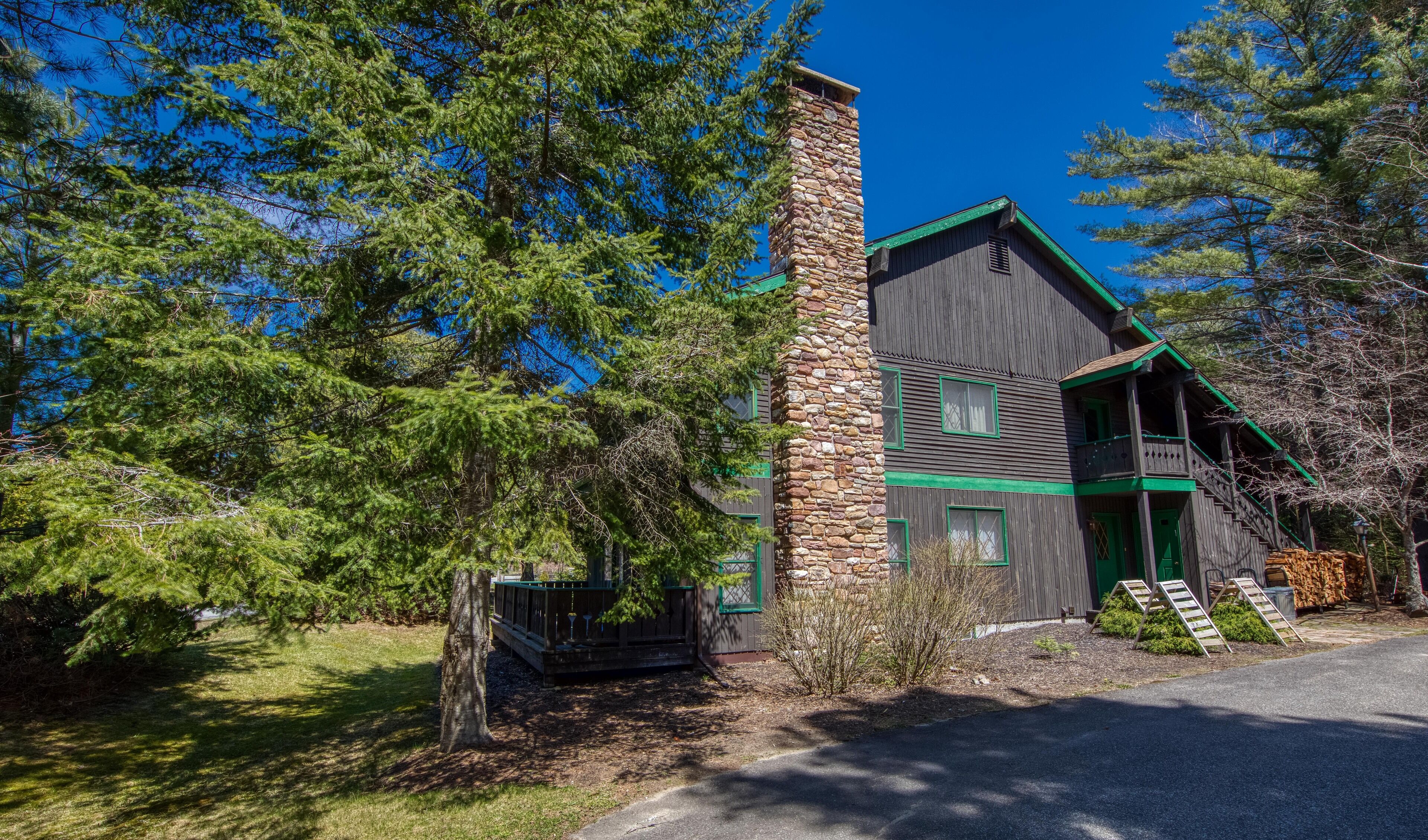 Lovely and Comfortable Condominium Blocks to Main Street!