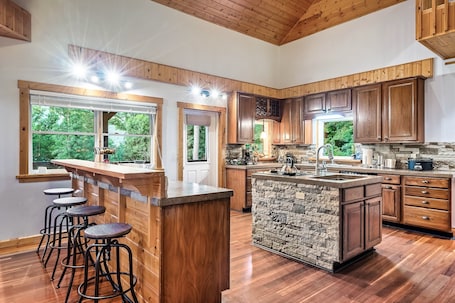 Fridge, microwave, oven, stovetop. ZEN Family Retreat Villa•Hot Tub•FirePit•Fenced Yard•Pets•EVCharger•Games