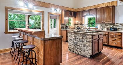 Dog Friendly Dream Smokies Villa w/ Views+Hot Tub+Fire Pit+Games and EV Charger
