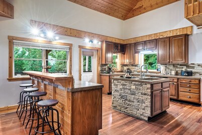 ZEN Mountain Villa• Hot Tub • FirePit • Fenced Yard • Pets • EVCharger • Games