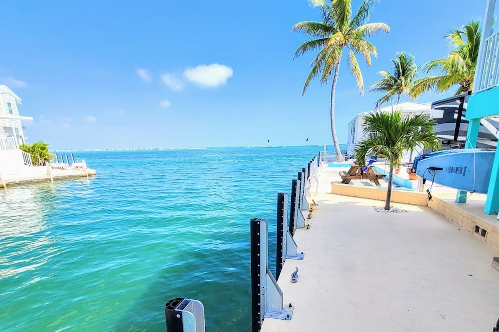 NEW!Updated 2BR,2BA w KING Master,35'Wall-Bikes,Kayaks, SUPs