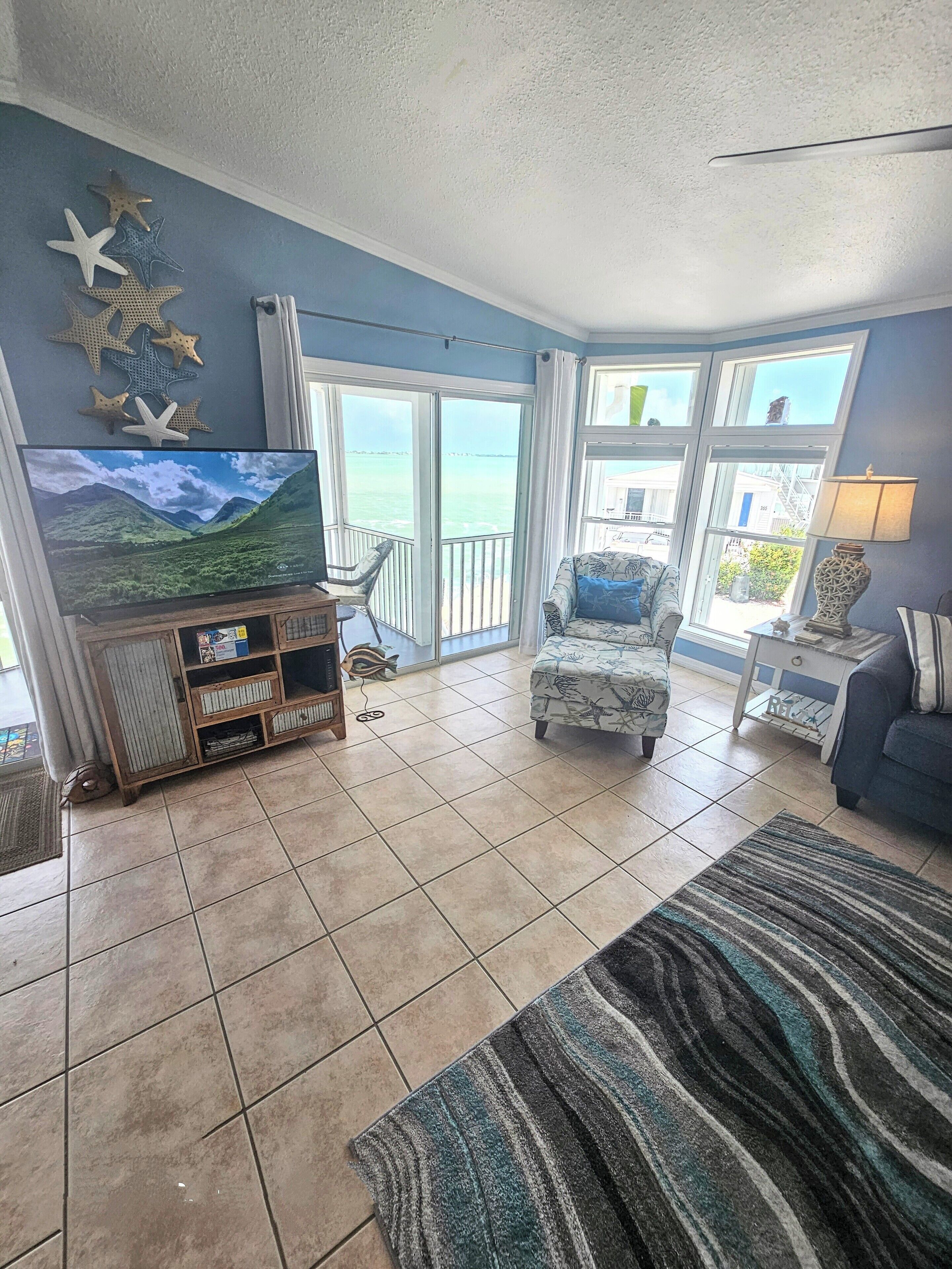 NEW!Updated 2BR,2BA w KING Master,35'Wall-Bikes,Kayaks, SUPs