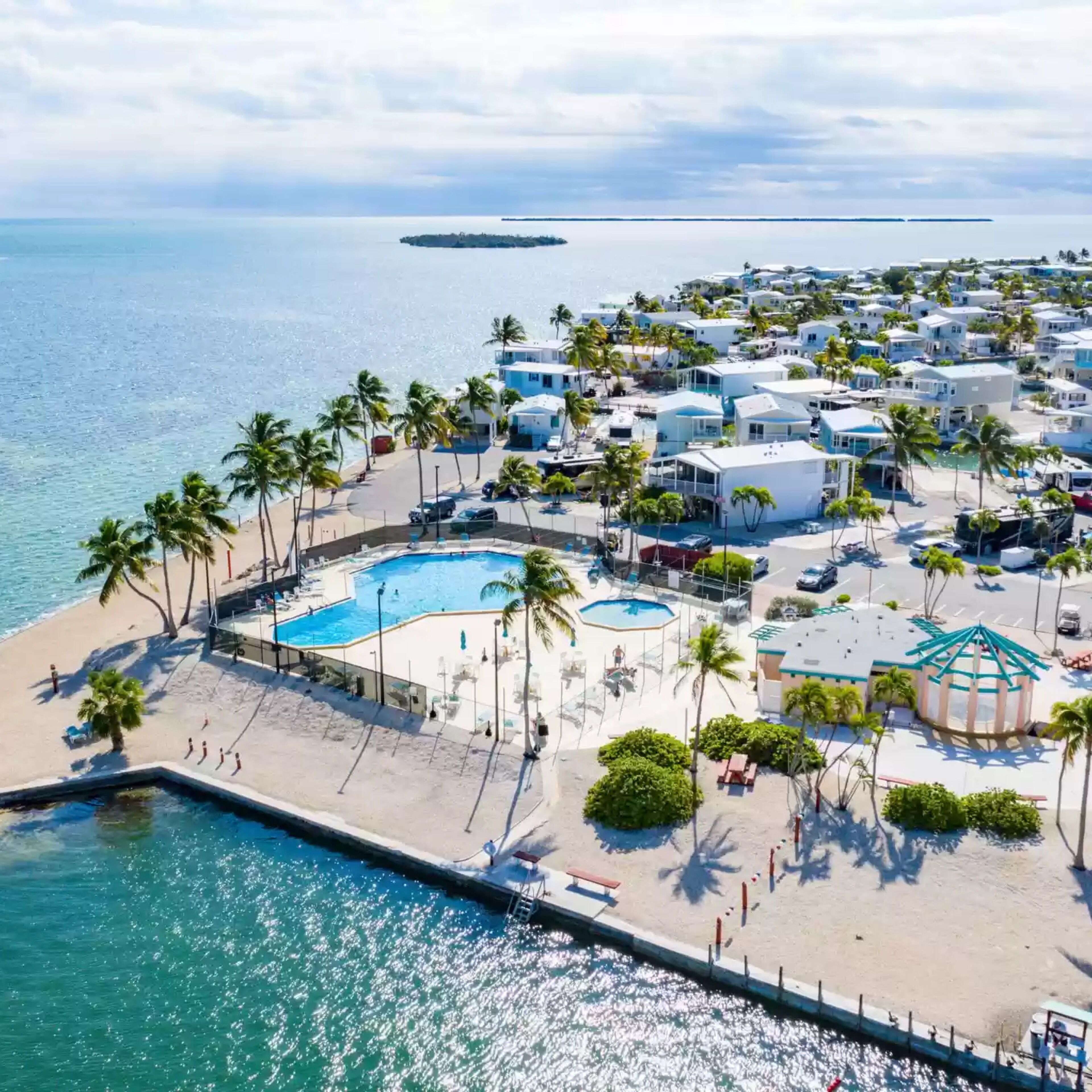 Alberca al aire libre y alberca climatizada