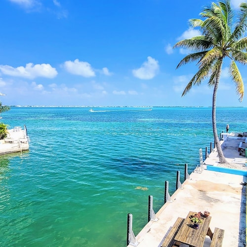 2BR,2BA w KING Master,35' SeaWall-SS and Quartz Kitchen,Bikes, Kayaks and VIEWS 