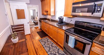 2nd floor Spacious Downtown Getaway- Across from US Naval Academy