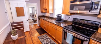 2nd floor Spacious Downtown Getaway- Across from US Naval Academy