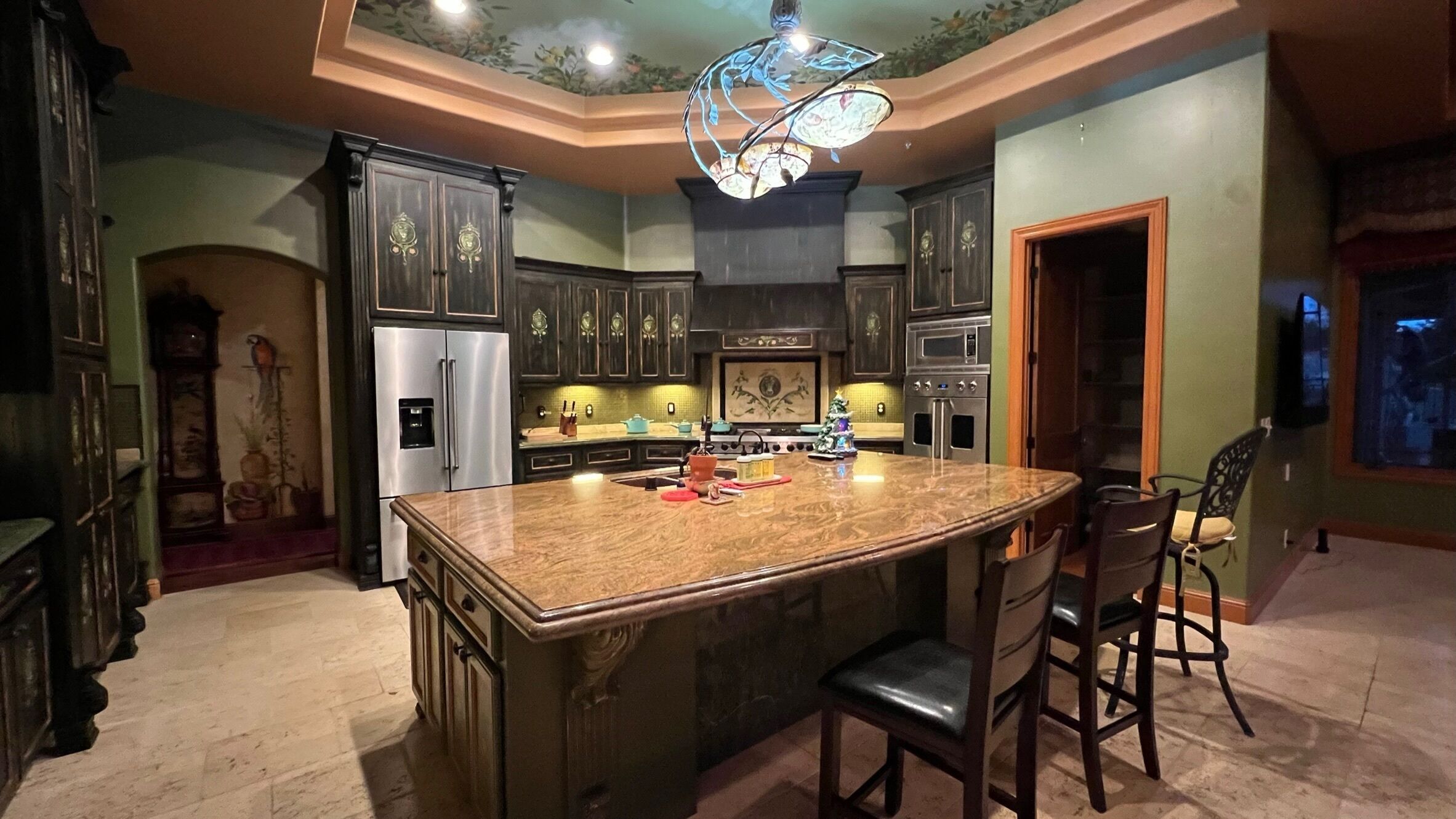 Delightful 4 bedroom ranch with poolside kitchen